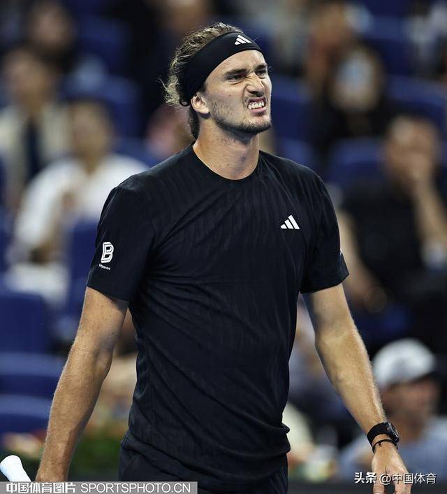 意大利网球队险胜西班牙网球队，梅德韦杰夫制霸全场