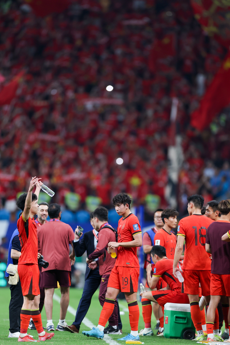 足球比赛中，中国队以一球胜出