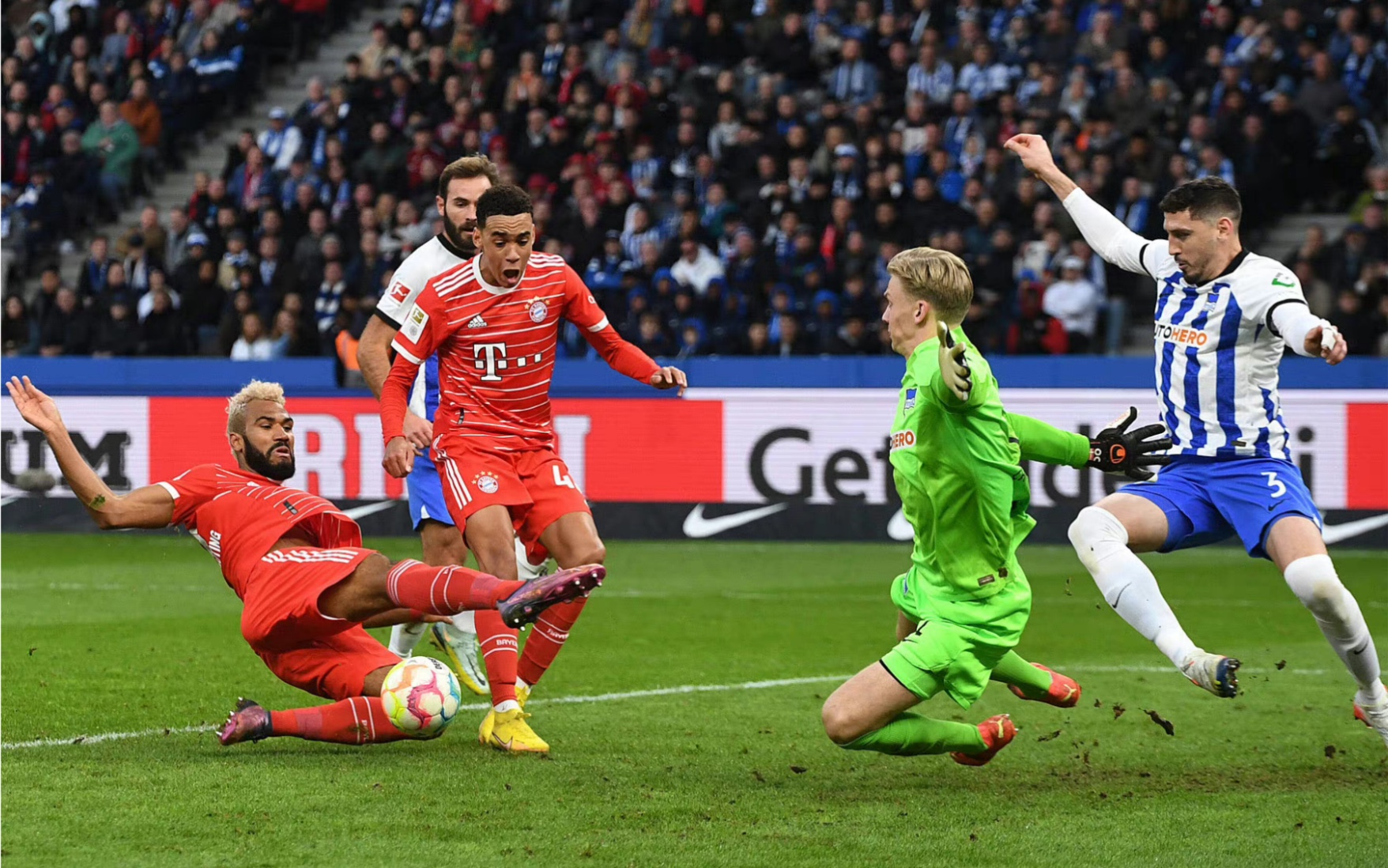 拜仁慕尼黑与汉堡SV争夺胜利，悬念重重