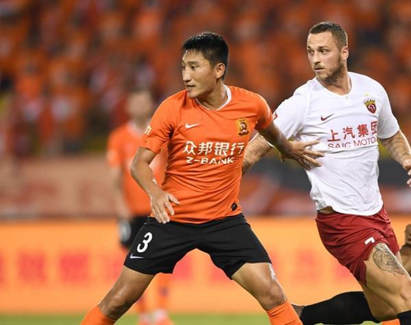 武汉卓尔队员艰苦备训，迎接强敌